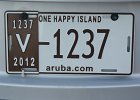 DSC04438  Elke auto op Aruba heeft een dergelijk nummerbord. Kijk uit voor de auto&#39;s met de letter V, dit zijn huurauto&#39;s. Kijk ook uit voor de letters TX, dat zijn taxi&#39;s. Voor de letter A moet je helemaal uitkijken, hier &#39;rijden&#39; Arubanen in!