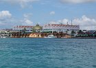 DSC04503  Op de terugweg vanaf de onderzeeer krijgen we een mooi zicht op de skyline van Oranjestad. Het opvallende gebouw bevat het Renaissance hotel en een shopping mall geheel in Amerikaanse stijl.