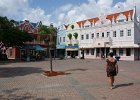 DSC04506  We naderen het hoogtepunt van Oranjestad: de Mainstreet, een zeer toeristische winkelstraat.